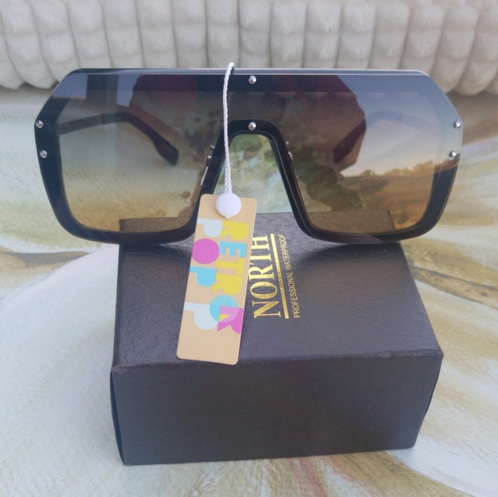 NEW TRENDY 2 TONE CLEAR LENS WOMAN SUNGLASSES


Cl